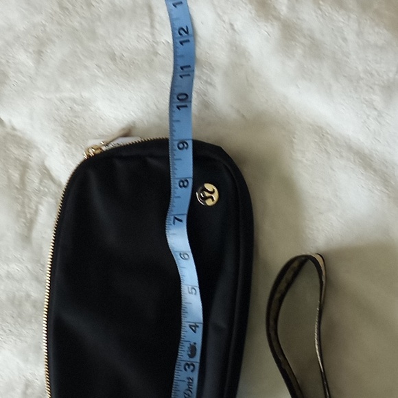 Lululemon gold logo crossbody belr bag - Picture 9 of 10